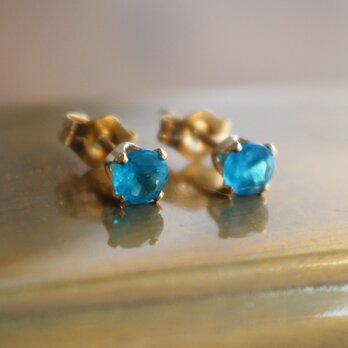 ✨シンプルコーデの差し色に✨ ネオンブルーアパタイト＜4mm＞のスタッドピアス（K14GF）