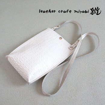 SALE開始～   《牛革》シンプルサコッシュ・タテ型・型押しクロコ・ホワイト・0175