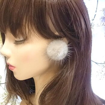 イヤリング ミンクファー 蝶ばね式 痛くないイヤリング　グレー