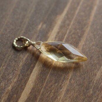 ✨11月誕生石✨ 透明感あふれるイエロー シトリンのチャーム（ダイヤカット）