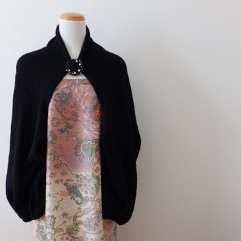 黒いウールループのマーガレット・ブローチ付き・２