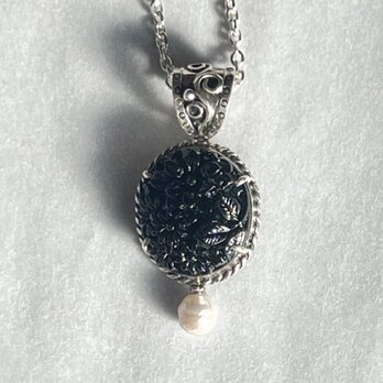 オキュパイドジャパングラスカメオ(ブラック)のペンダント