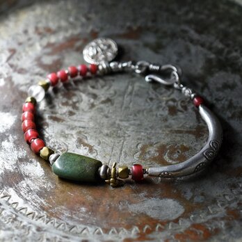 oldチベタンターコイズと金赤ホワイトハーツ、古代水晶、oldインドシルバーチャーム、湾曲カレンシルバーのブレス