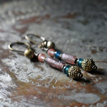 パープルローマングラスとインディゴブルービーズ、アンデシン、つぶつぶブラス、民族鈴のピアス