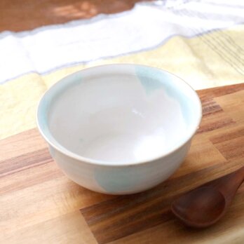 白釉の大きめボウル 水色のアクセント