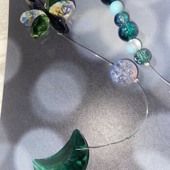 三日月のグリーンのクリスタルのサンキャッチャー