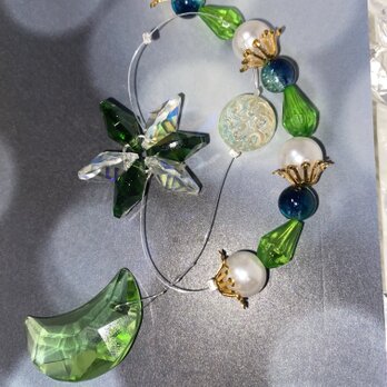 三日月のライトグリーンのクリスタルのサンキャッチャー