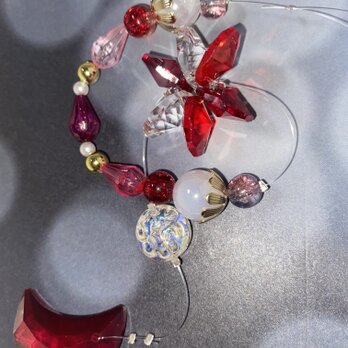 三日月の赤のクリスタルのサンキャッチャー