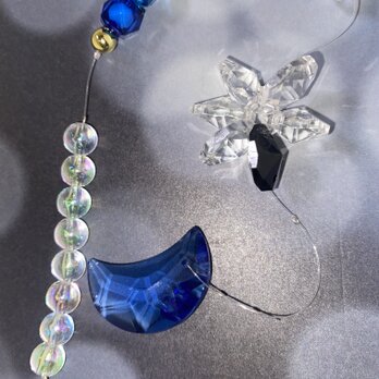 三日月の青のクリスタルのサンキャッチャー