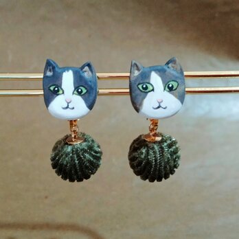 彩色木彫刻イヤリング　ボンボン猫