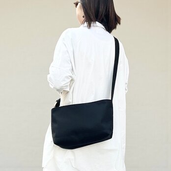 シンプルな形で飽きがこない　撥水加工ナイロンのショルダーバッグ　DRIFTER-S：ブラック（コーデュラナイロン）