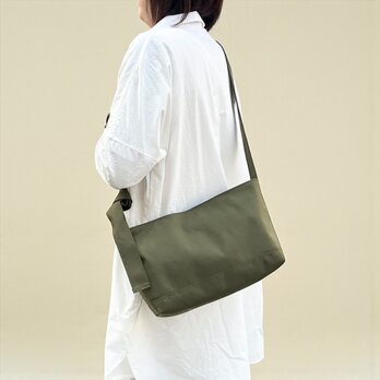 シンプルな形で飽きがこない　撥水加工ナイロンのショルダーバッグ　DRIFTER-S：カーキ（コーデュラナイロン）