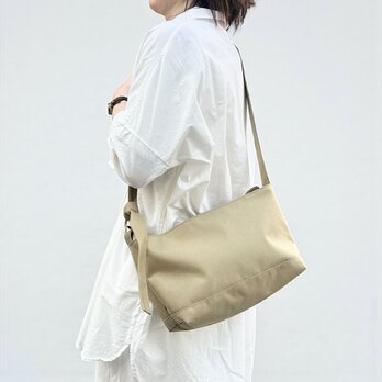 シンプルな形で飽きがこない　撥水加工ナイロンのショルダーバッグ　DRIFTER-S：ベージュ（コーデュラナイロン）