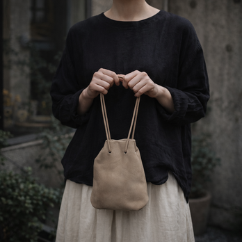 やわらかさを連れて歩く。 スウェード ベージュ ランタンバッグ｜気負わない一点もの