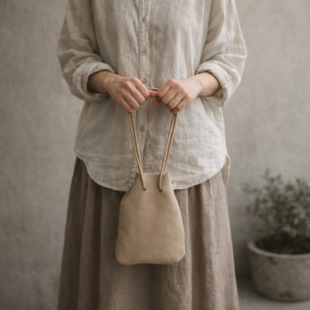 やわらかさを連れて歩く。 スウェード ベージュ ランタンバッグ｜気負わない一点もの