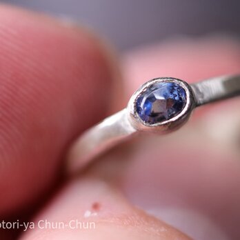 【様々な青が覗ける石】バイカラーブルーサファイア・シルバーリング【多様青】