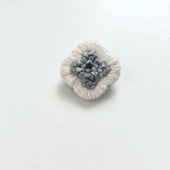 ウールのお花のブローチ