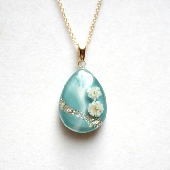 レジンアート　ドロップペンダント〈髑髏と花〉