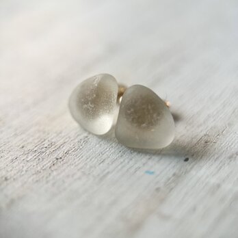 《14kgf》小さなホワイトシーグラスのスタッズピアス