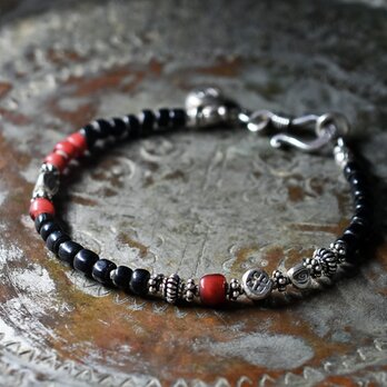 漆黒アンティークビーズと金赤ホワイトハーツ、カレンシルバーのブレス