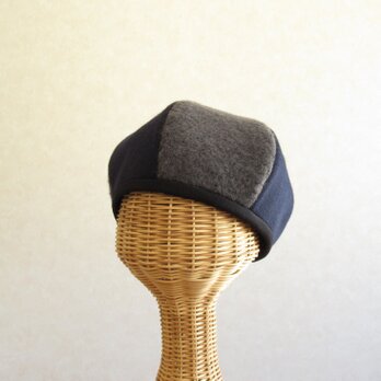 6枚はぎのベレー帽　紺のウール、グレーのもこもこニット