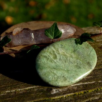 ツァボライト(グリーンガーネット）　パームストーン