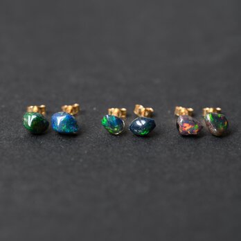 染色ブラックオパール ミニピアス 原石 鉱物 天然石 シンプル 仕事 オフィス 通勤 小さい (No.2918)