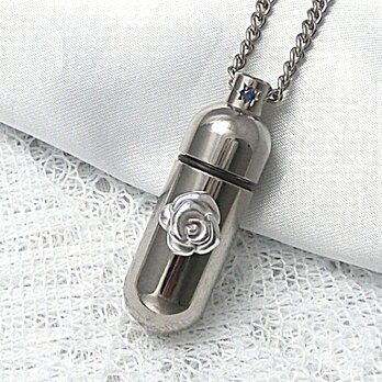 【純チタン製：遺骨入れペンダント】ホワイトローズ&天然サファイア付（内部に硬質ガラス容器付）◎ご希望の誕生石をセット。