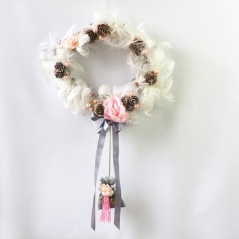 香りのリース-羽とピンクのバラ