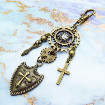 アンティークゴールド 歯車と盾（シールド）モチーフの組み合わせたスチームパンクキーホルダー バッグチャーム 金具変更可