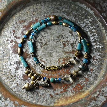 oldアフガンパーツ＆民族鈴、ローマングラスとクリアビーズ、発掘ビーズ、多彩ブラス、エメラルドブルービーズのネックレス