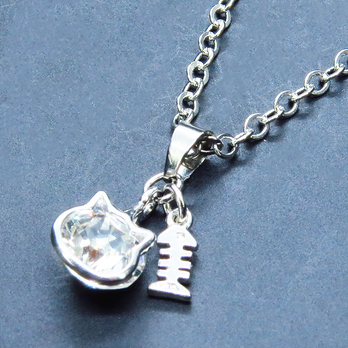 可愛い猫フレームのスワロフスキー（9色選択）と魚のチャームの大人可愛いネックレス 長さ調整可 アジャスター可