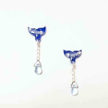 ～小さなピアスシリーズ～くじらのしっぽのピアス/ノンホールピアス(樹脂)