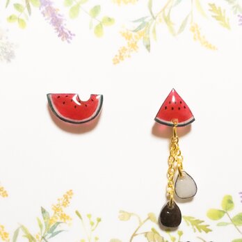 ～小さなピアスシリーズ～食べかけスイカと三角スイカのアシンメトリーピアス/ノンホールピアス(樹脂イヤリング)