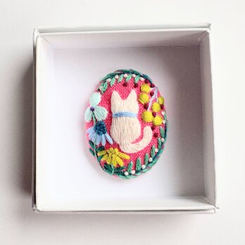 ねこと草花の刺繍ブローチ(botanical）#420