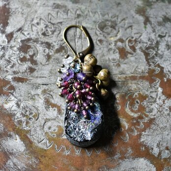 ブルーグリーン銀化のローマングラスとアメジスト、たわわなストーンビーズ＆民族鈴の片耳ピアス