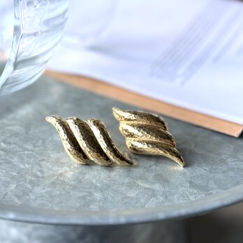 YM191-【 Monet 】モネ・ヴィンテージイヤリング 1980's Gold Tone Hammered Texture