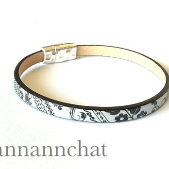 【【 ヨーロッパ製　本革（シルバー×黒） 花　botanical お洒落な　ブレスレット　】マグネット留め