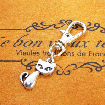 アンティークシルバー 可愛い猫のファスナーチャーム キーホルダー バッグチャーム 金具変更可