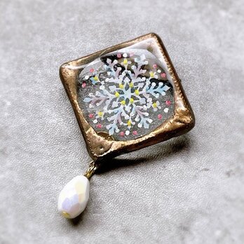 雪の結晶のブローチ　ステンドグラスブローチ