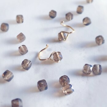 天然石のまきつくピアス：スモーキークォーツ　キューブカット