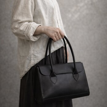 黒だから、気負わない。 ブラック レザー スモールフラップバッグ｜毎日に寄り添う一点もの