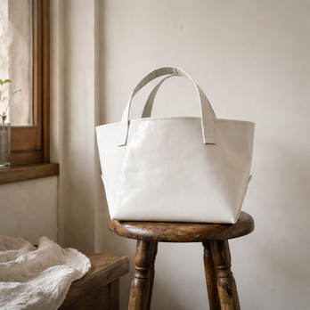 本革 スモールフィールドバッグ／ホワイトエナメル ｜既製品とは少し違う、光をまとう艶トート