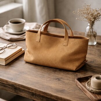 本革 スモールフィールドバッグ／サンドキャメル ― 乾いた質感がやわらかく馴染む、ヌバックレザートート