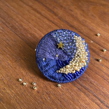 【 大きな月のブローチ 】印象に残る手刺繍ブローチ　b009月紺紫ﾈｲﾋﾞｰﾊﾟｰﾌﾟﾙ