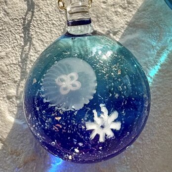 ガラスのクラゲネックレス