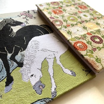 『梅樹下の馬』　北尾重政御朱印帳　美術名画御朱印帳　B6 大判サイズ　梅樹下の馬　北尾重政　馬　白地菊唐草　御朱印帳　桐生織物