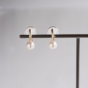 ピアスのように見える、上品なパールイヤリング ゴールド色：シャンパーンゴールド　