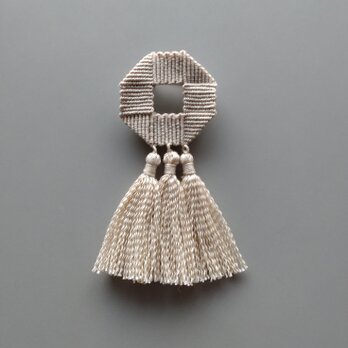 「八角形タッセルブローチ」（生成）