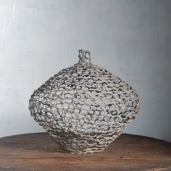 ワイヤーワークオブジェ　細口瓶型、多摩川の粘土